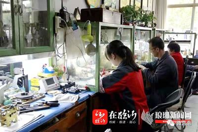 六十年时光的刻度 莒南老人在临沂，卸下近吨螺丝的钟表人生